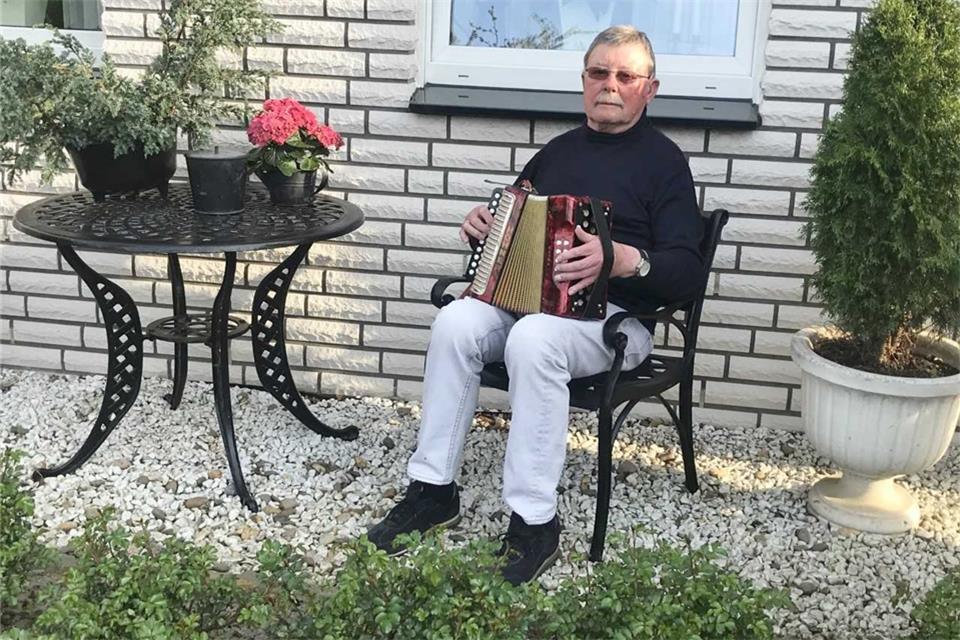 Hermann Tünte macht vor seinem Haus Musik.