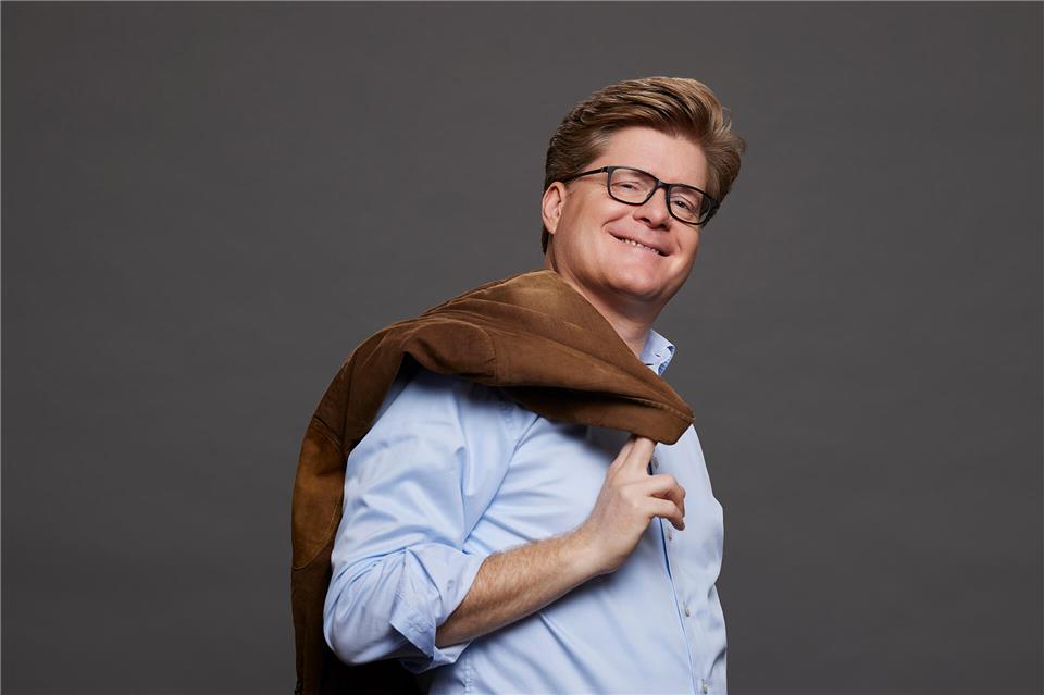 Herr Schröder punktet mit humorvollem Blick auf die Schulzeit Herr Schröder war zu Gast in der Stadthalle und präsentierte sein Programm "Der Rest ist Hausaufgabe".