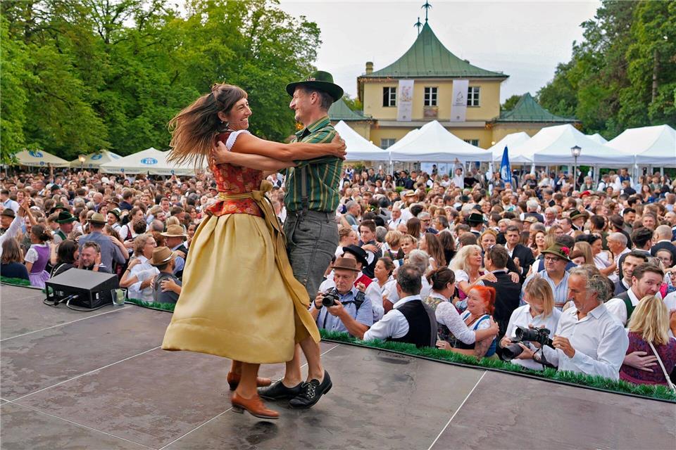 Herrliches Vergnügen frühmorgens - Katharina Mayer und Magnus Kaindl tanzen beim Kocherlball am Chinesischen Turm in München.Uwe Lein/dpa
