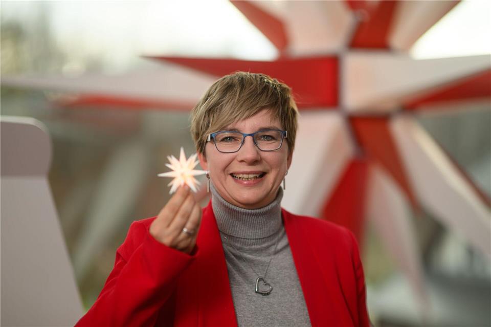 Herrnhuter Sterne leuchten in der Weihnachtszeit in verschiedenen Größen und Farben. Robert Michael/dpa