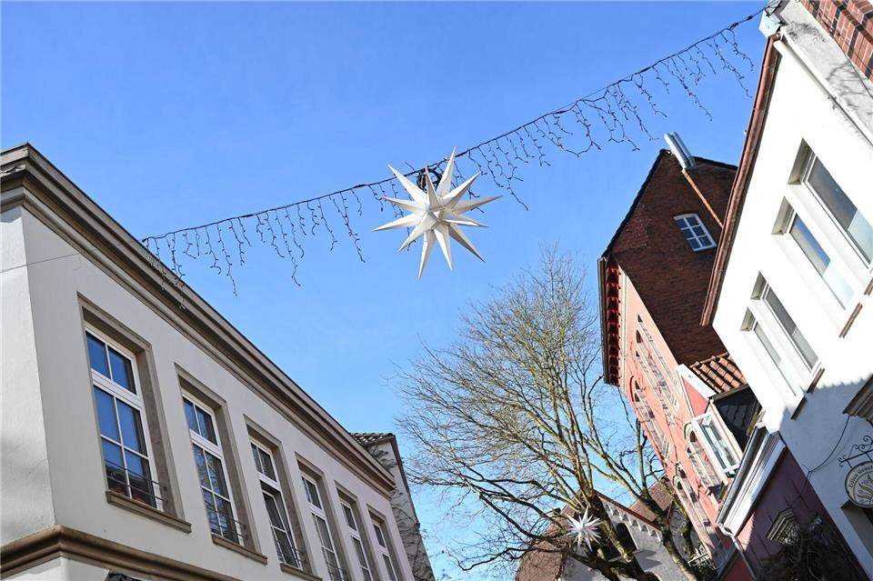 Herrnhuter Sterne schmücken bei sonnigem Wetter die Altstadt.Lars Penning/dpa