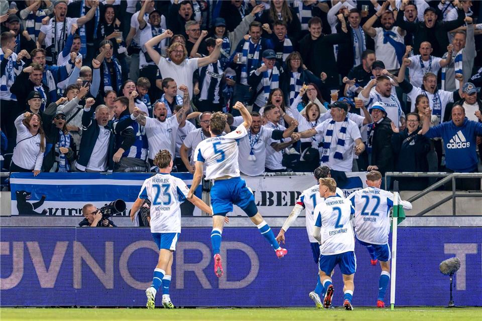 Hertha BSC feiert den ersten Saisonsieg in der 2. Liga. David Inderlied/dpa