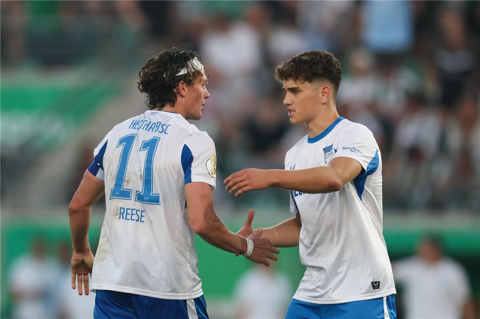 Hertha BSC hat Janne Berner (r) mit einem Profivertrag bis 2028 ausgestattet.Friso Gentsch/dpa