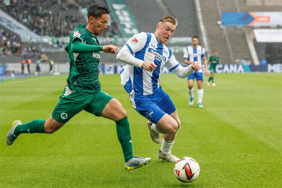 Hertha BSC musste gegen Greuther Fürth wie hier Verteidiger Julian Eitschberger (r.) hart arbeiten.Andreas Gora/dpa