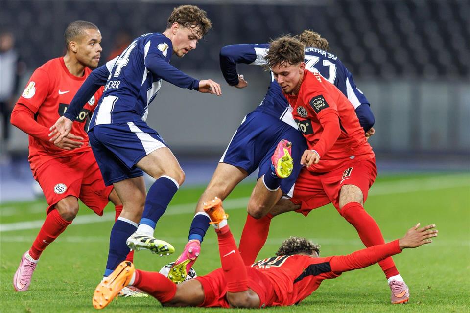 BVB gewinnt Krimi in Frankfurt - Wolfsburg und Augsburg raus  Hertha BSC setzte sich gegen die SV Elversberg im DFB-Pokal durch.Andreas Gora/dpa