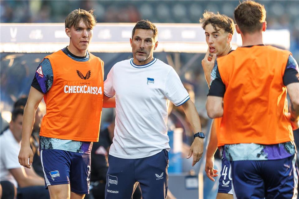 Leitl vertraut auf Routiniers statt Sonderansprache  Hertha-Coach Stefan Leitl (M.) hat viel Vertrauen in Kennet Eichhorn (l.). (Archivbild)Andreas Gora/dpa