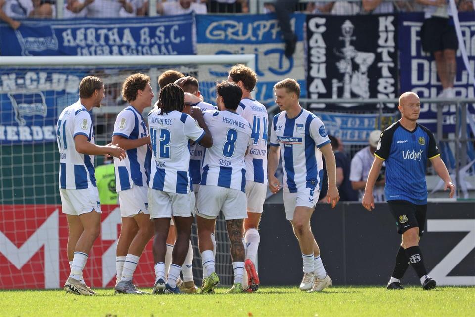 Hertha-Jubel über das 1:0 im Ludwigspark von Saarbrücken. Fabian Kleer/dpa