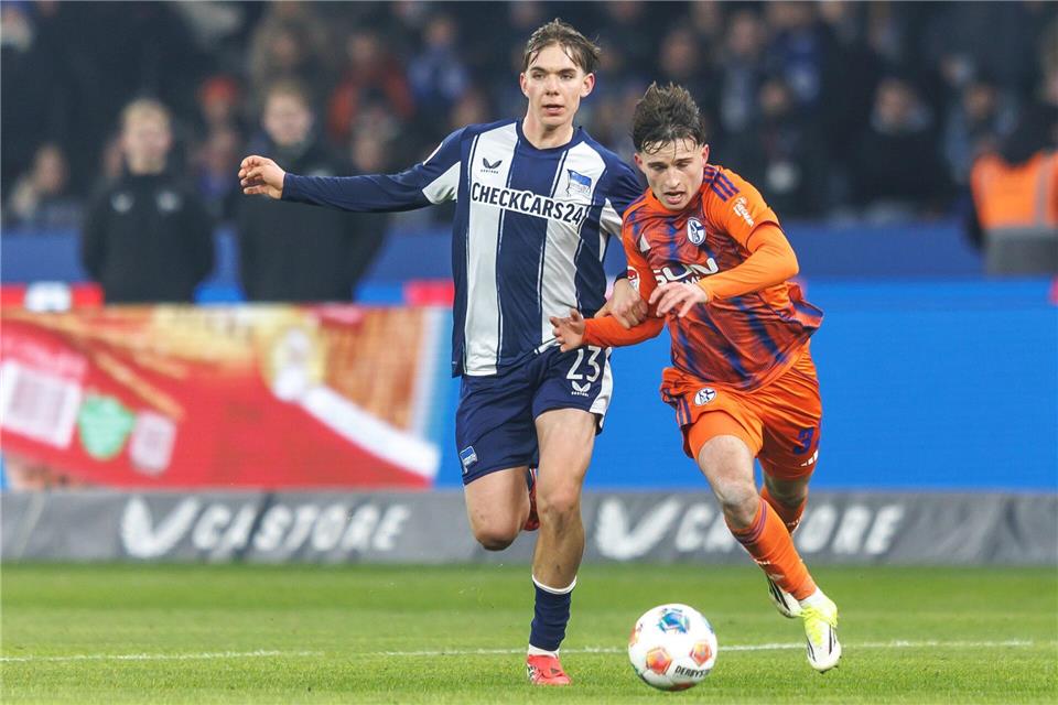 Hertha Jungstar Kennet Eichhorn (l.) hat sich am Sprunggelenk verletzt.Andreas Gora/dpa