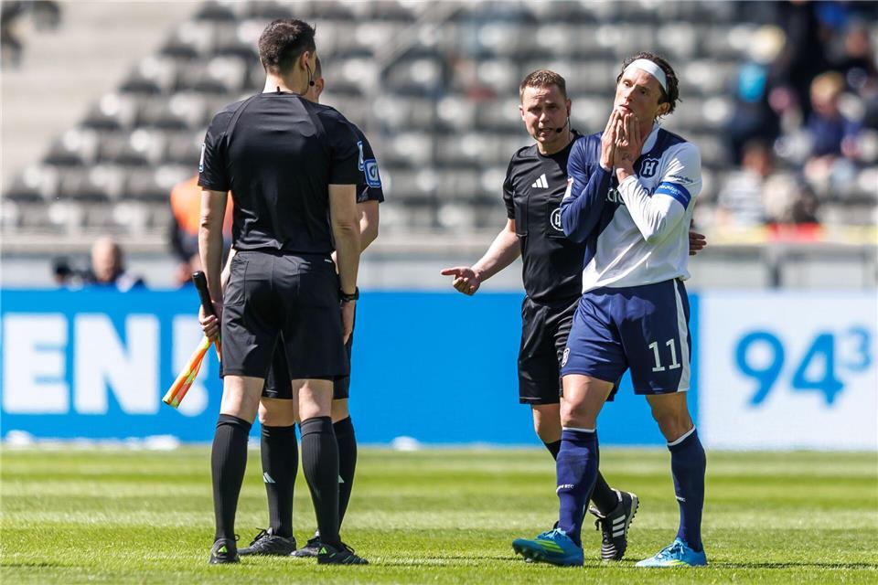 Hertha-Kapitän Fabian Reese spricht mit Schiedsrichter Robert Kampka. Andreas Gora/dpa