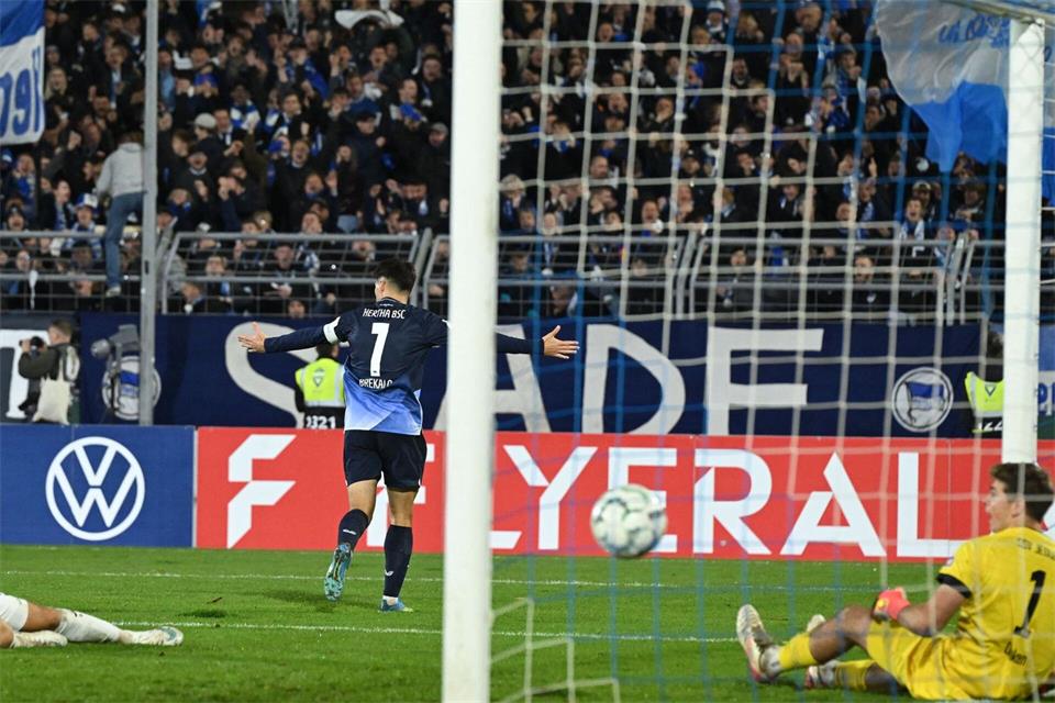 Hertha-Kapitän Josip Brekalo erlöst die Hertha beim Viertligisten Jeddeloh II.Carmen Jaspersen/dpa
