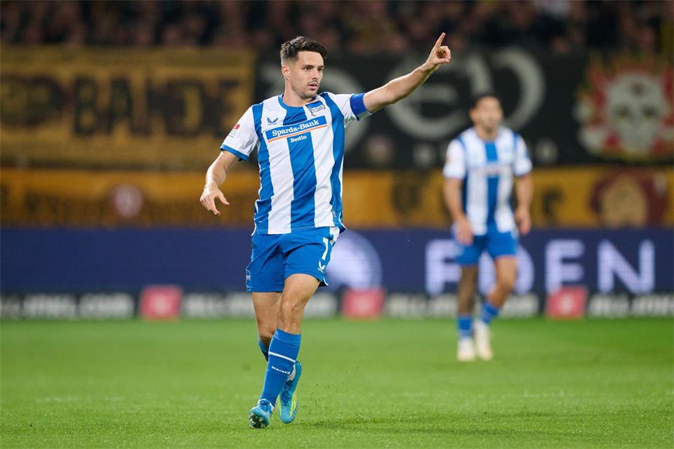 Hertha-Kapitän Josip Brekalo leitete den Anschlusstreffer in Augsburg ein. (Archivbild)Robert Michael/dpa