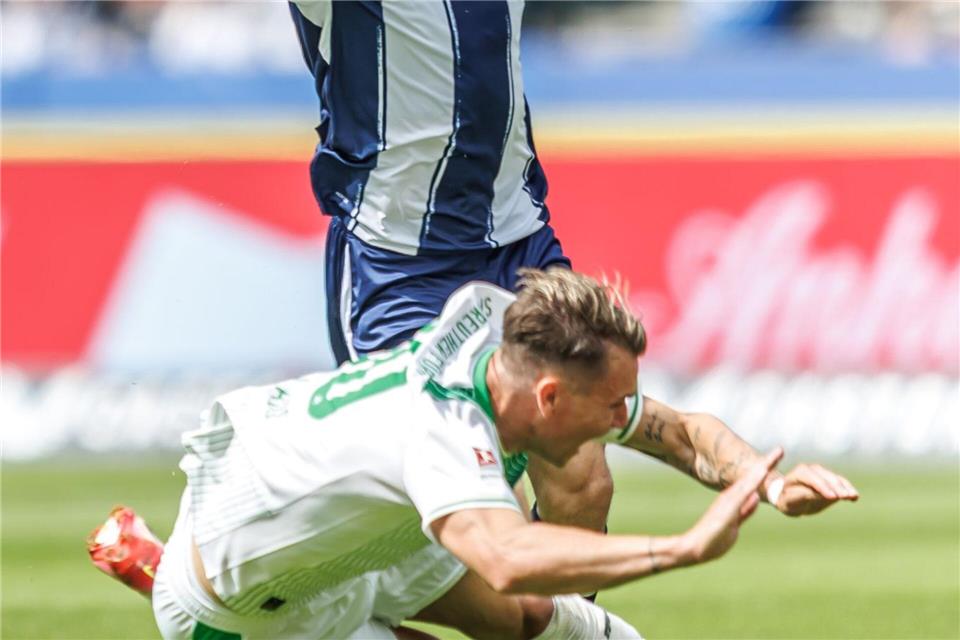 Hertha-Profi Josip Brekalo foult Felix Klaus. Dafür gibt es Rot. Andreas Gora/dpa