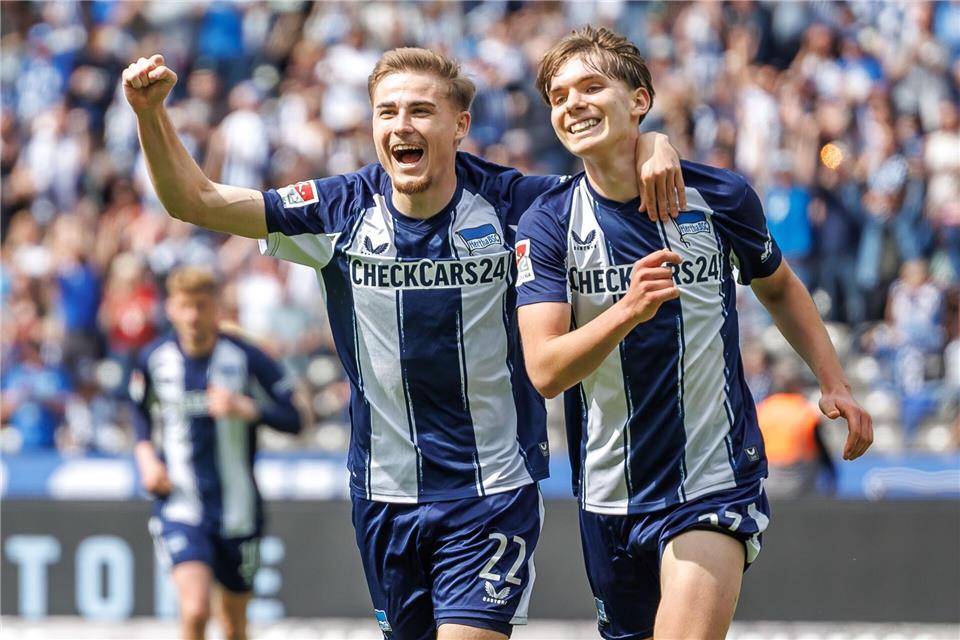 Hertha-Profi Kennet Eichhorn (rechts) ist der jüngste Torschütze der Zweitliga-Historie.Andreas Gora/dpa
