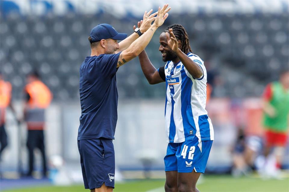 Hertha-Trainer Leitl muss auf den gesperrten Zeefuik gegen Magdeburg noch verzichten. (Archivbild) Andreas Gora/dpa