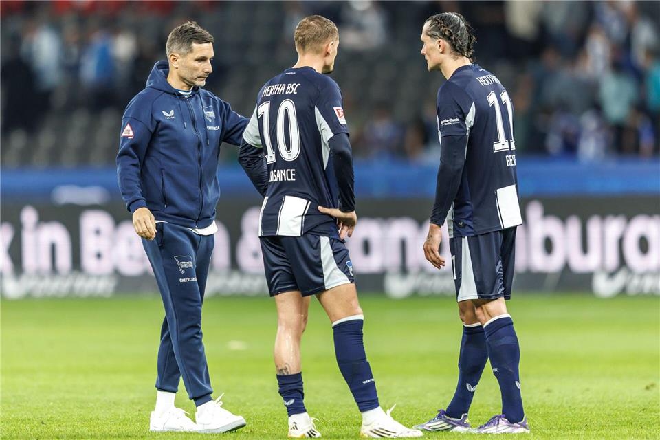 Hertha-Trainer Stefan Leitl hofft auf Einsätze von Michaël Cuisance (M) und Fabian Reese (r). (Archivfoto)Andreas Gora/dpa