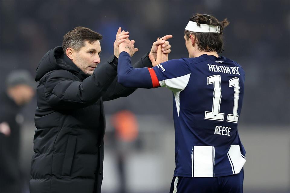 Hertha-Trainer Stefan Leitl und Fabian Reese (r) wollen den Rückenwind aus dem Pokal gegen Hannover mitnehmen.Andreas Gora/dpa