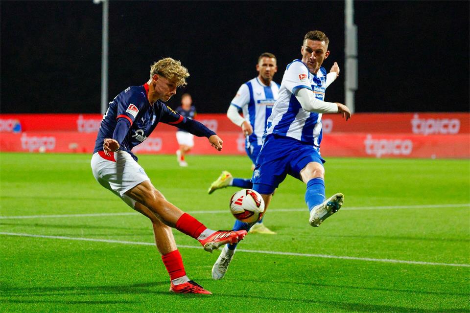Hertha-Verteidiger Niklas Kolbe (r) blockt eine Flanke des Kielers Till Wiese.Frank Molter/dpa