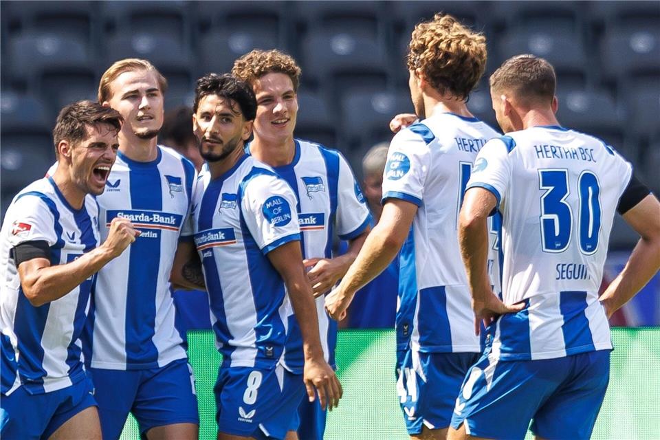 Hertha kam in der ersten Halbzeit kaum aus dem Jubeln heraus.Andreas Gora/dpa