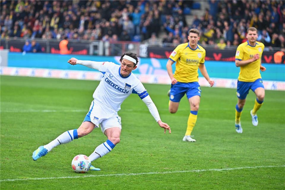 Herthas Fabian Reese beim Elfmeter.Swen Pförtner/dpa