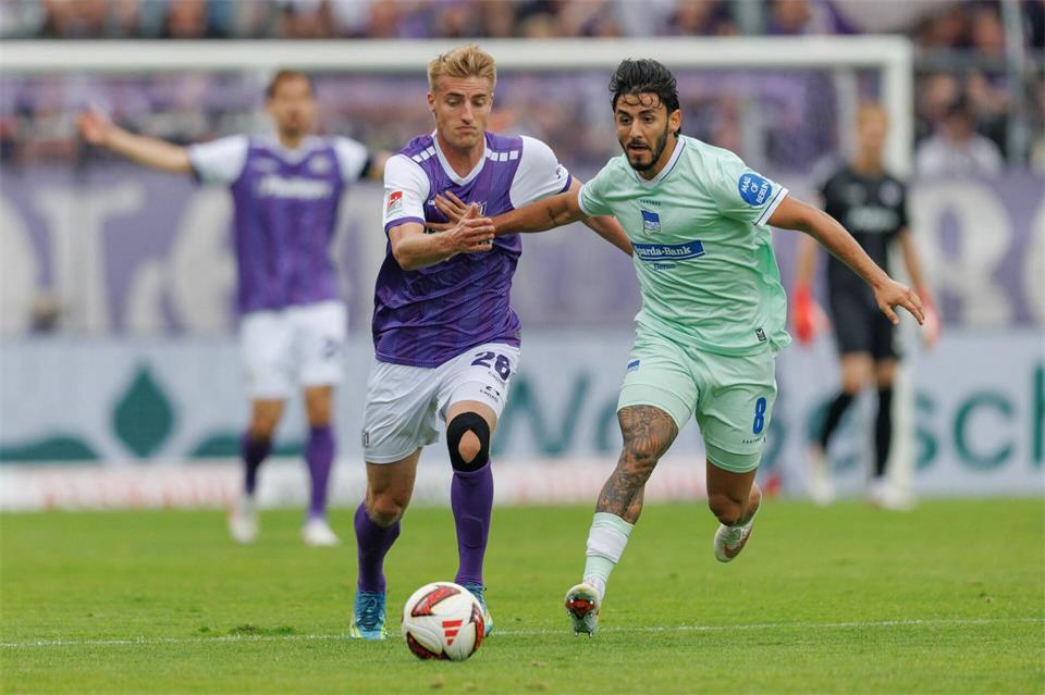 Herthas Kevin Sessa (r) traf gegen den VfL Osnabrück.  Friso Gentsch/dpa