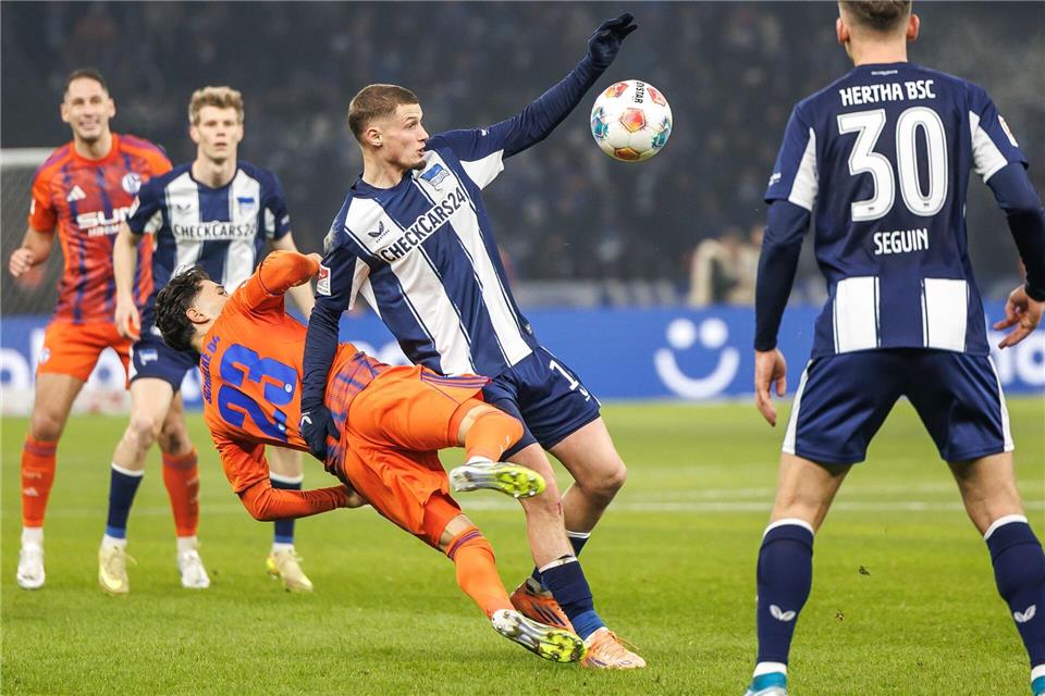 Herthas Michael Cuisance kämpft im Spiel gegen Schalke um den Ball.Andreas Gora/dpa
