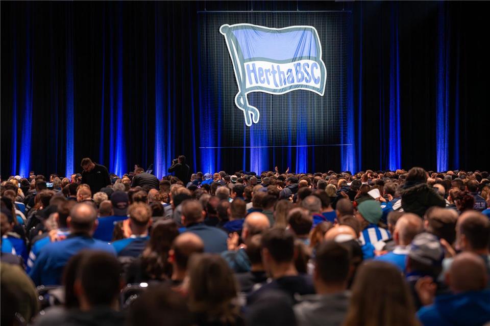 Herthas Mitglieder entscheiden, wie die Versammlung künftig abgehalten werden soll. (Archivfoto)Soeren Stache/dpa