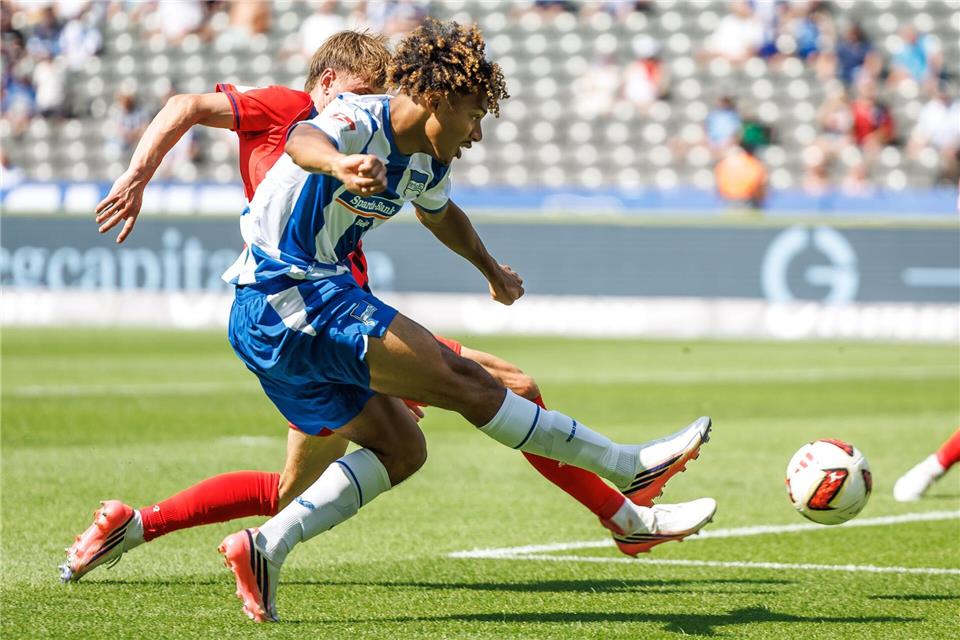 Herthas Neuzugang Oluwaseun Adewumi schließt zum 4:1-Endstand ab.Andreas Gora/dpa