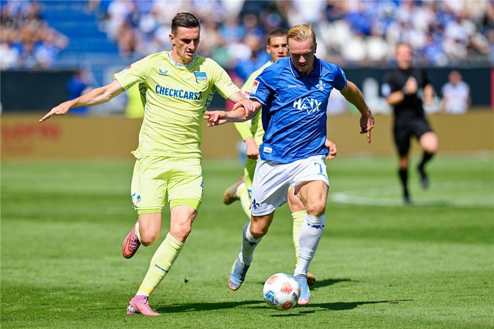 Herthas Niklas Kolbe (l) und Darmstadts Isac Lidberg kämpfen um den Ball.Uwe Anspach/dpa