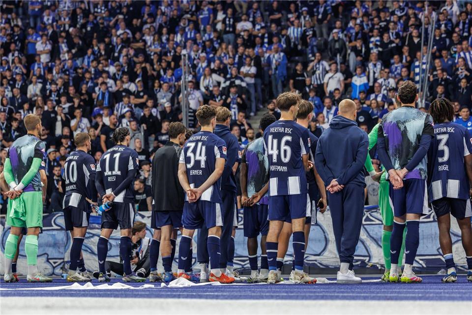 Herthas Profis müssen ein lautes Pfeifkonzert über sich ergehen lassen. Andreas Gora/dpa