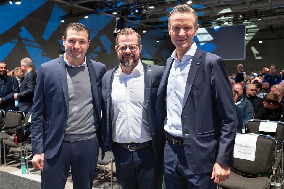 Drescher neuer Hertha-Präsident - Dardai mit neuer Aufgabe Herthas Sportdirektor Benjamin Weber (l-r), Interimspräsident Fabian Drescher und Geschäftsführer Thomas E. Herrich arbeiten auch in den kommenden Jahren zusammen.Soeren Stache/dpa