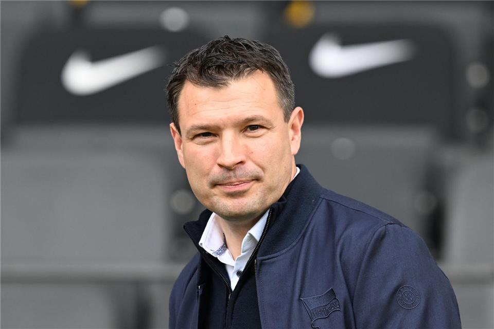 Herthas Sportdirektor Benjamin Weber stattet ein Eigengewächs mit Profivertrag aus. (Archivbild)Soeren Stache/dpa