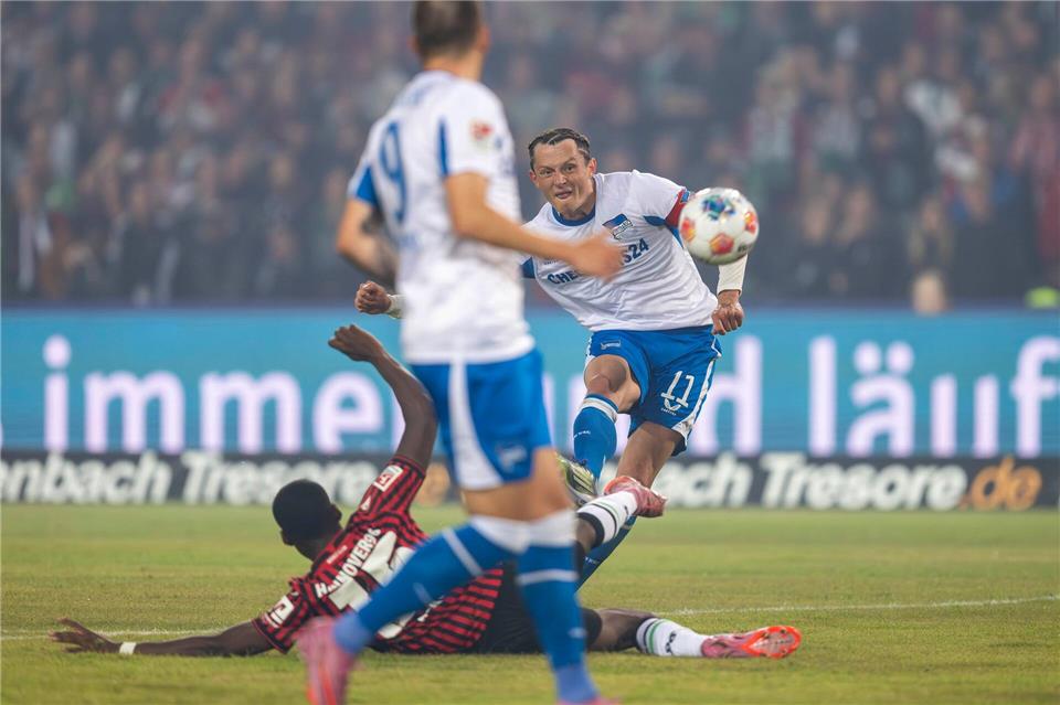 Hertha stoppt Hannover und die Krise Herthas Topstar Reese schießt aus der Distanz aufs Tor. David Inderlied/dpa
