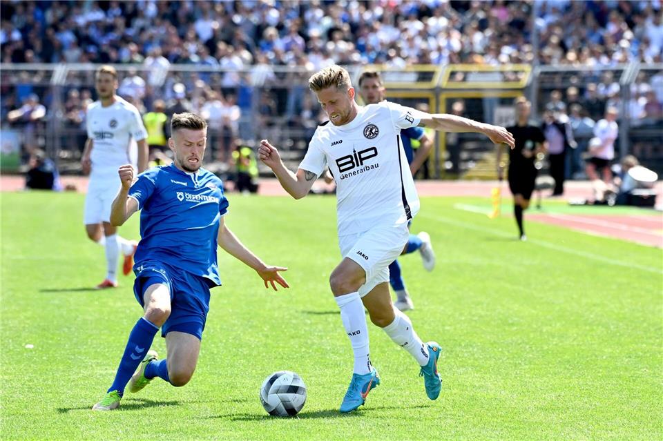 Hertner (r) bei einem Zweikampf im Trikot des BFC Dynamo Berlin. (Archivbild)Hauke-Christian Dittrich/dpa
