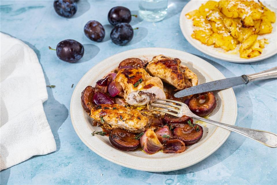 Herzhaft und gleichzeitig fruchtig schmecken die Involtini aus Hähnchenbrust, Parmaschinken und Parmesan auf einem Pflaumen-Ragout.Ariane Bille/BVEO/dpa-tmn