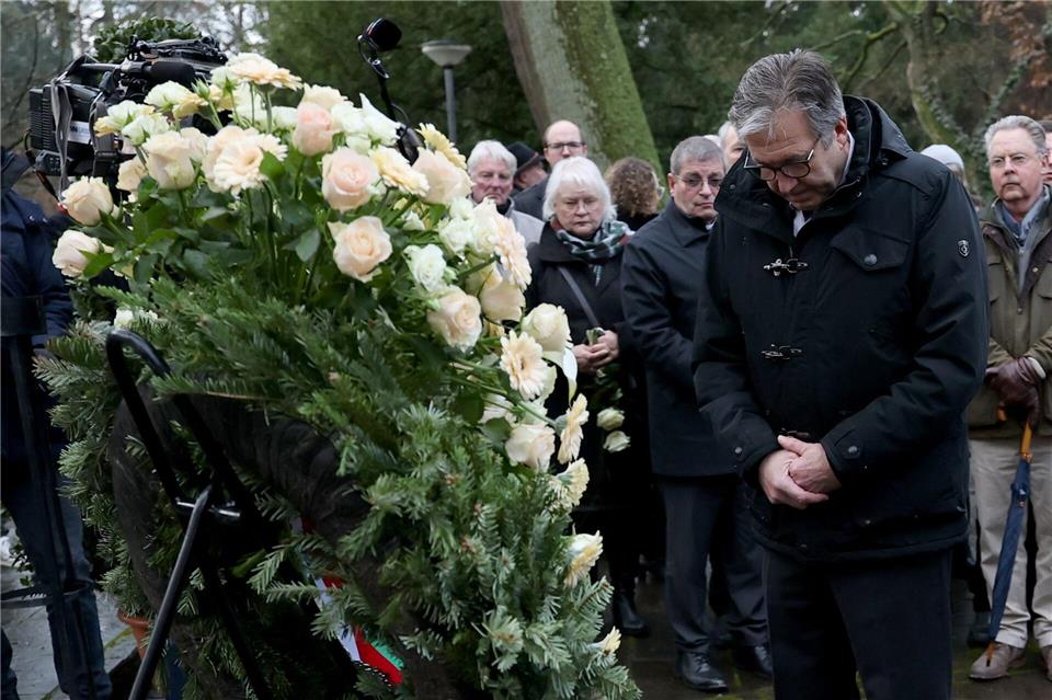 Herzing im vergangenen Jahr bei einer Kranzniederlegung am Tatort. (Archivbild) Daniel Löb/dpa
