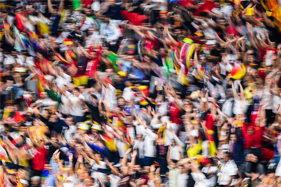 Herzklopfen in Echtzeit: Die Studie liefert erstmals globale, datengestützte Einblicke, wie kollektive Fußballbegeisterung Herz und Nerven von Millionen Fans rund um den Globus beeinflusst.Robert Michael/dpa/dpa-tmn
