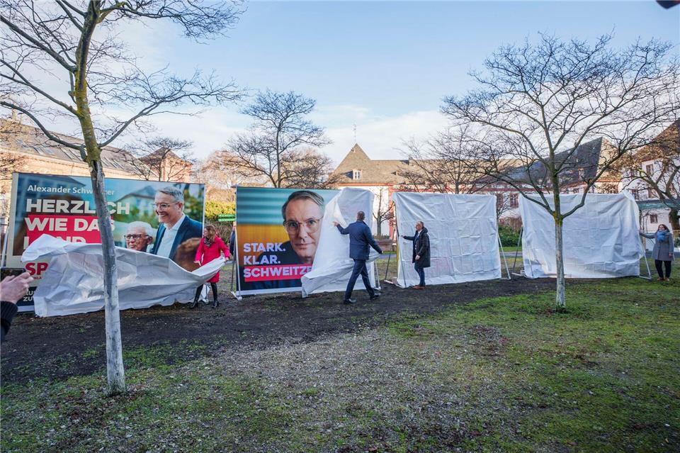 „Herzlich, stark, tatkräftig, offen und verlässlich“ präsentiert die SPD ihren Spitzenkandidaten Schweitzer und Rheinland-Pfalz auf den Wahlplakaten. Andreas Arnold/dpa
