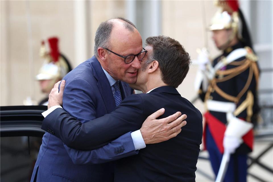 Herzliche Begrüßung von Frankreichs Präsident Emmanuel Macron für Bundeskanzler Friedrich Merz zu bilateralen Gesprächen vor einem Treffen westlicher Partner. Es ging um die Erstellung eines multinationalen Plans zur Sicherung der internationalen Schifffahrt nach dem Iran-Krieg.Tom Nicholson/Pool Getty Images Europe/PA Wire/dpa