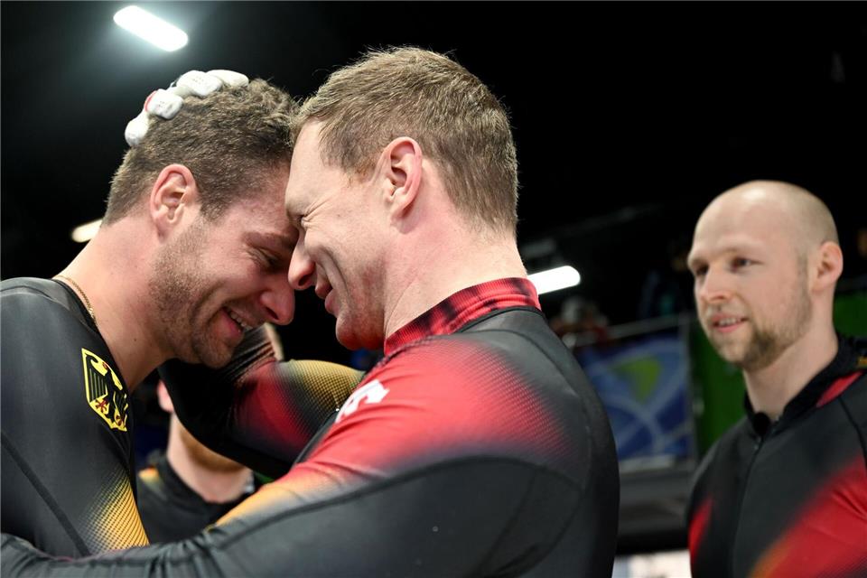 Herzlichen Glückwunsch: Francesco Friedrich gratuliert Johannes Lochner.Robert Michael/dpa