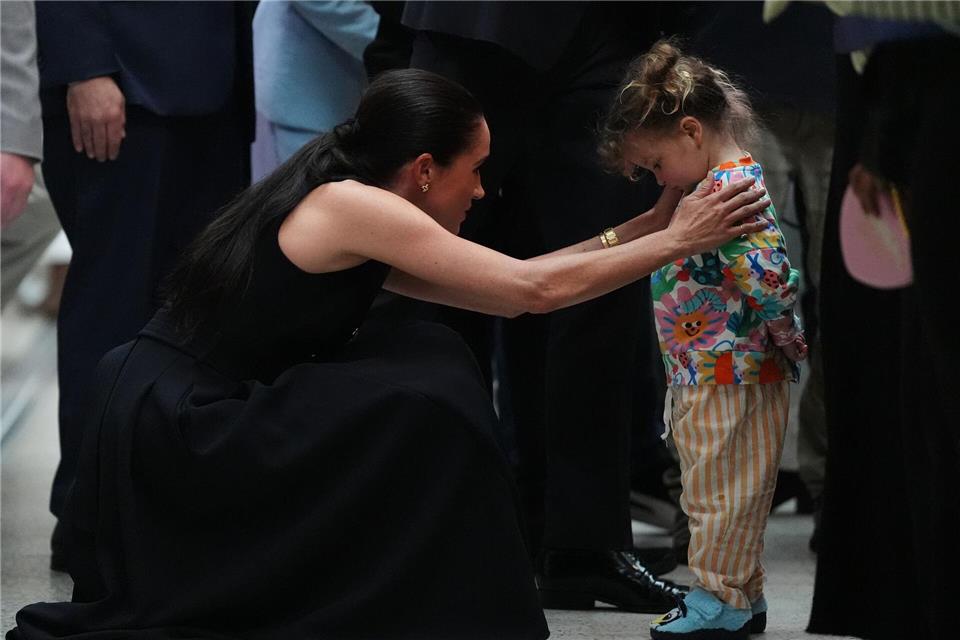 Herzogin Meghan und Prinz Harry teilten in einer Kinderklinik in Australien Umarmungen aus. Jonathan Brady/PA Wire Pool/dpa