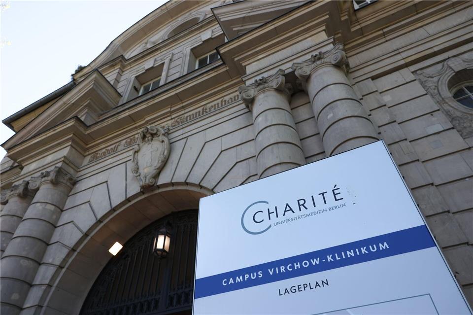 Herzspezialist der Charité muss nach dem Tod zweier Patienten erneut vor Gericht. (Archivbild)Joerg Carstensen/dpa