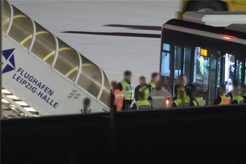 Hessen beteiligte sich an einem Abschiebeflug des Bundesinnenministeriums. Sebastian Willnow/dpa