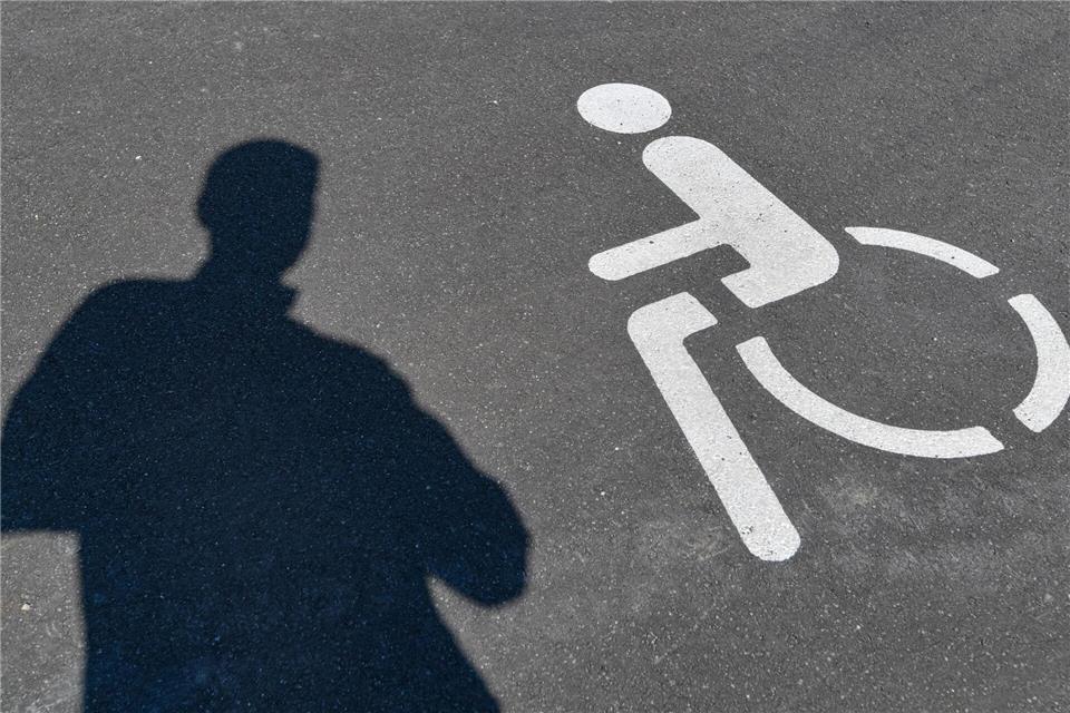 Hessen ermöglicht vorläufige Parkausweise für Schwerbehinderte. (Symbolbild)Patrick Pleul/dpa-Zentralbild/dpa