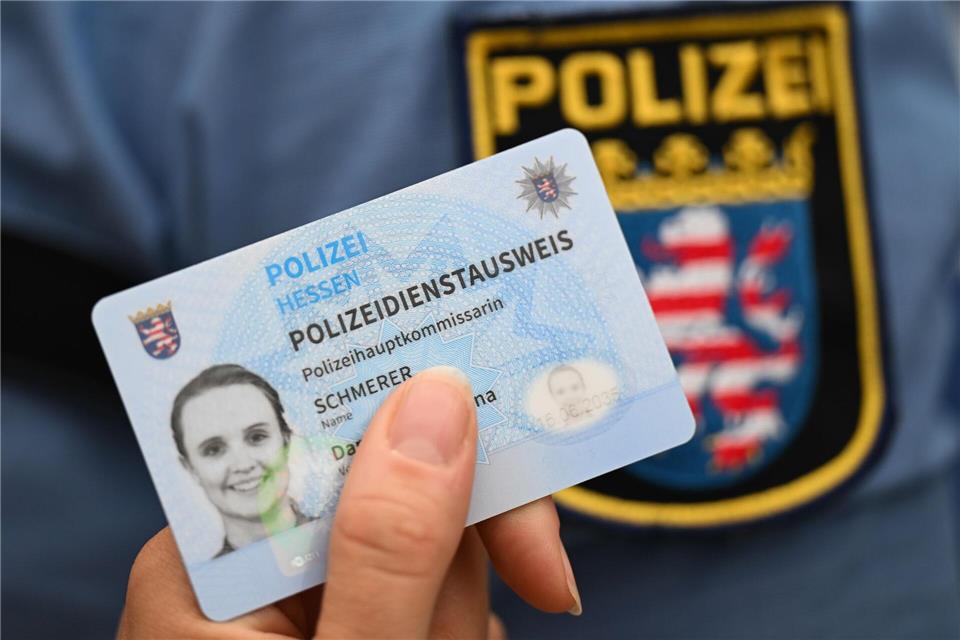 Hessen führt einen neuen Polizeidienstausweis ein.Arne Dedert/dpa