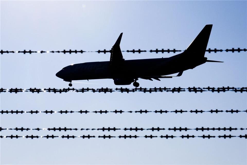 Hessen hat den Charterflug organisiert. (Archivbild)Julian Stratenschulte/dpa