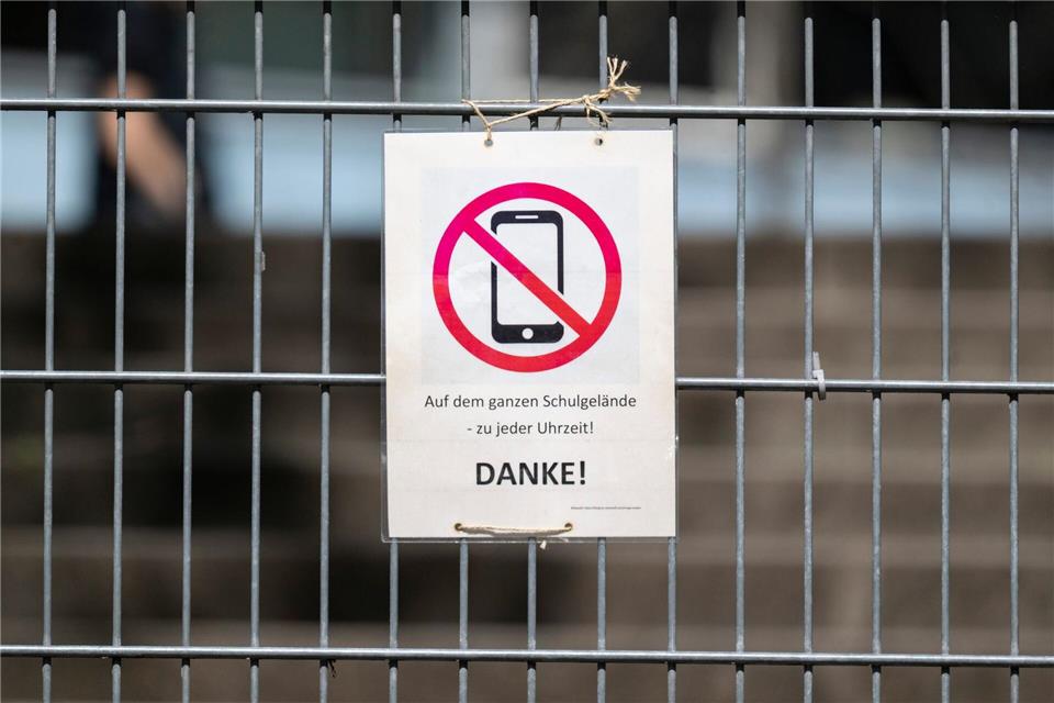 Hessen hat ein Handyverbot an Schulen eingeführt - Schwarz-Rot erwähnt es in seiner Bilanz der ersten Hälfte der Wahlperiode. (Symbolbild)Marijan Murat/dpa