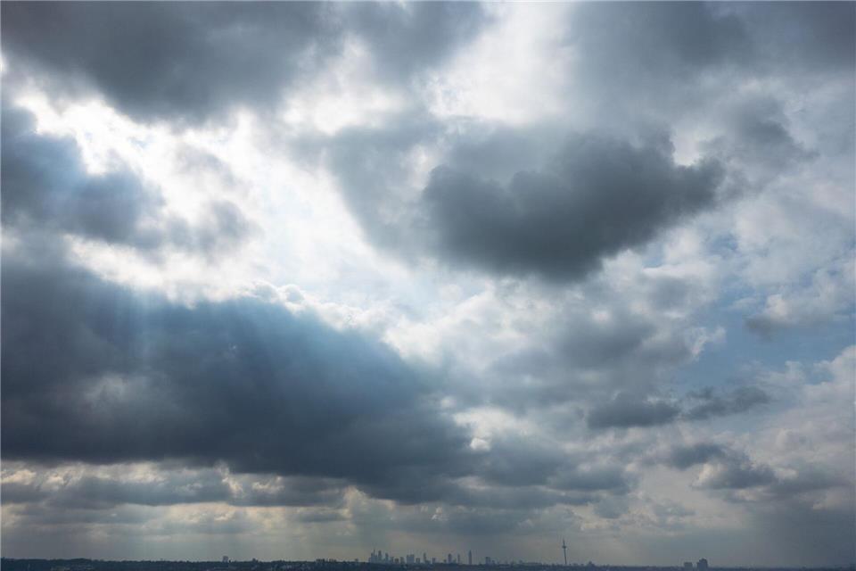 Hessen startet mit vielen Wolken am Himmel in die neue Woche. (Symbolbild) Boris Roessler/dpa