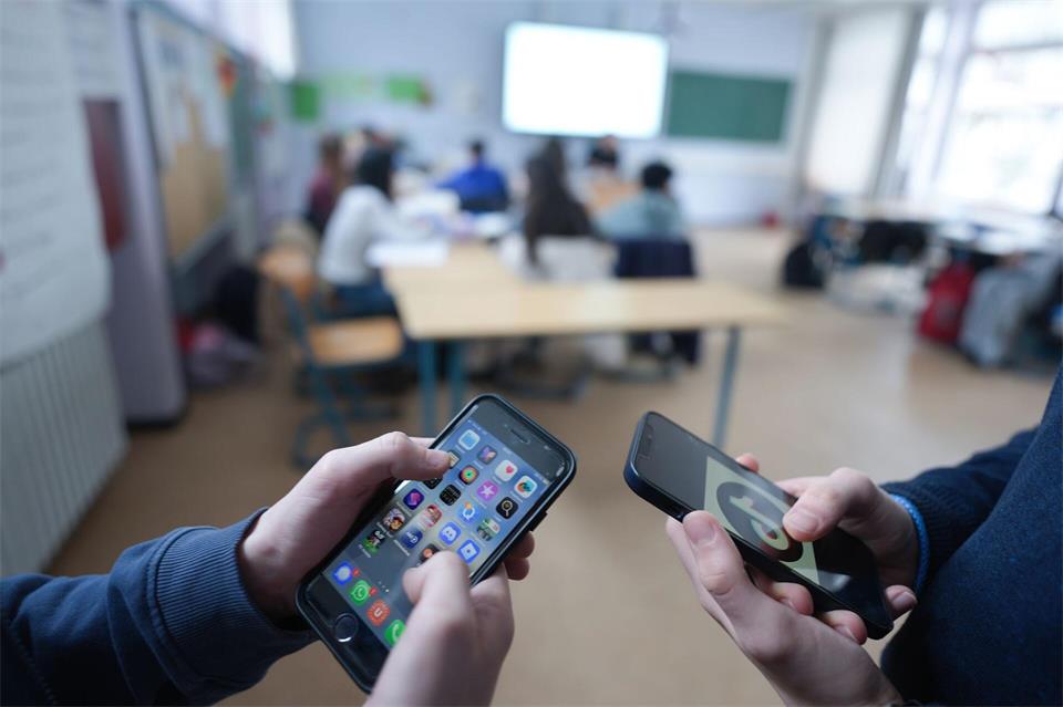 Hessen will die Medienkompetenz von Schülerinnen und Schülern weiter stärken. (Symbolbild)Marcus Brandt/dpa