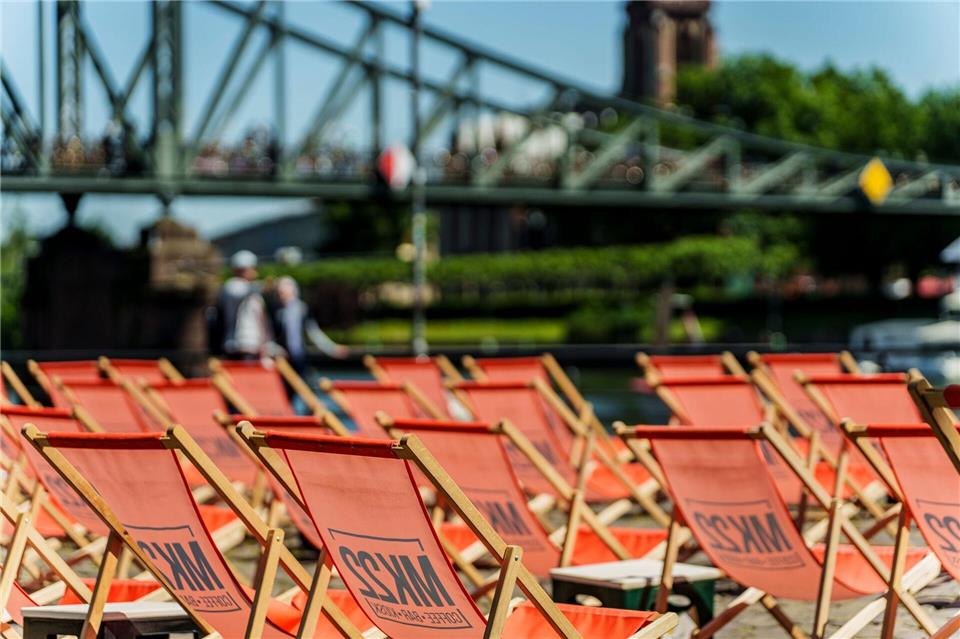 Hessens Beachclubs laden mit Sand, Cocktails und Urlaubsflair zum Entspannen ein. (Symbolbild)Andreas Arnold/dpa