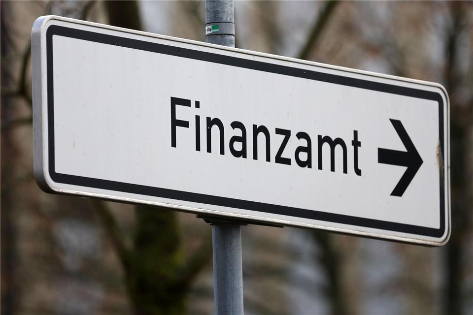 Hessens Finanzämter wollen Steuerpflichtige in der Weihnachtszeit nicht behelligen. (Symbolbild)Bernd Wüstneck/dpa